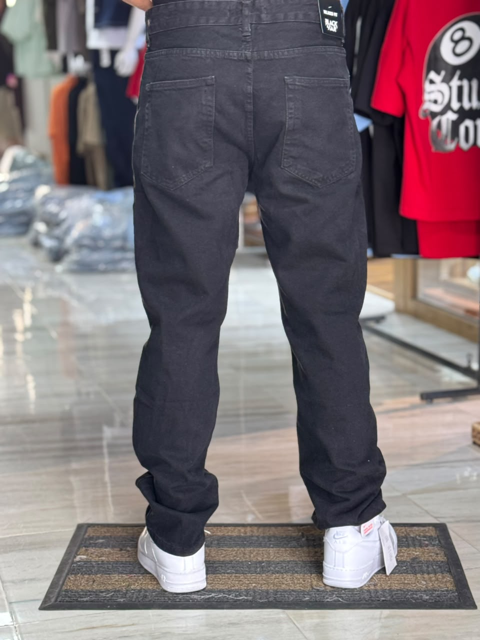 RELAXED FIT JEAN NOIR SIMPLE