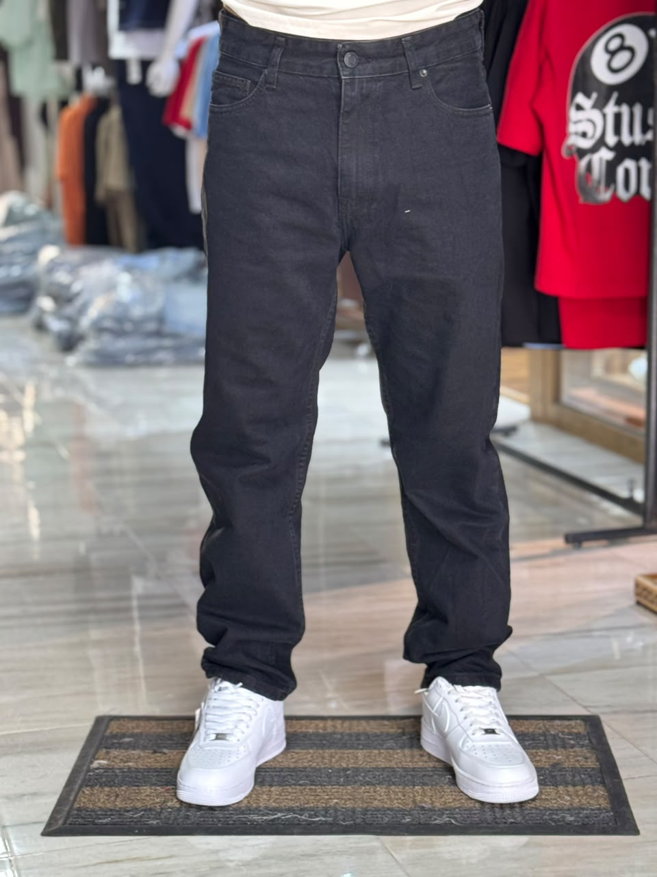 RELAXED FIT JEAN NOIR SIMPLE